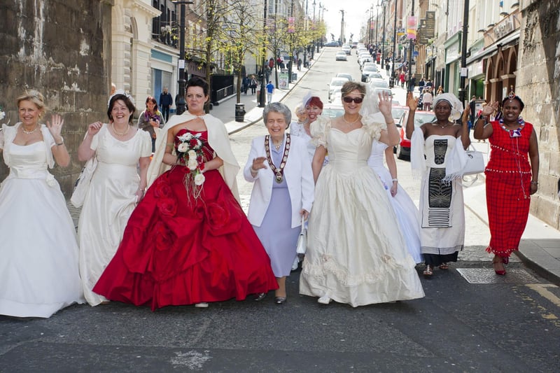 The Deputy Mayor Of Derry Cllr Mary Hamilton, with the help of some brides, bring Shipquay Street traffic to a stand still. (2804-GMI-08)