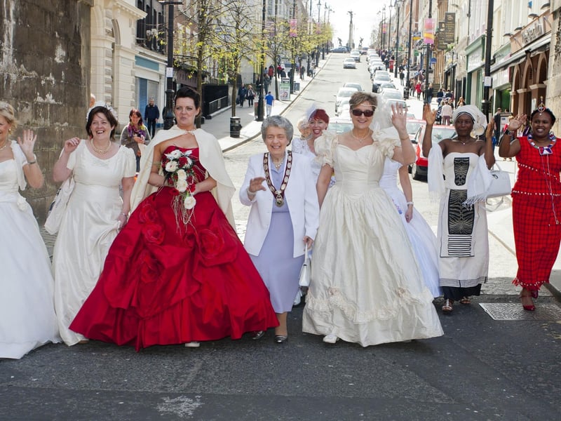 The Deputy Mayor Of Derry Cllr Mary Hamilton, with the help of some brides, bring Shipquay Street traffic to a stand still. (2804-GMI-08)
