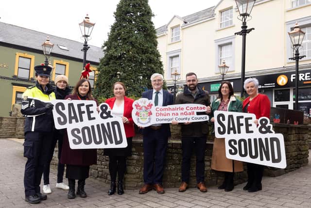 Sergeant Charlene Anderson, Luke Timlin (town team member), Sophie Gallagher (Night-Time Economy Advisor), Joy Browne (Head of Tourism), John McLaughlin (DCC Chief Executive), Cllr Jack Murray (Cathaoirleach of the Inishowen Municipal District), Rois Deeney (Town Team Member), and Shauna McClenaghan (IDP Joint Chief Executive Officer) at the launch of the Safe and Sound campaign on the Market Square in Buncrana, Co. Donegal. Photo by Joe Dunne.