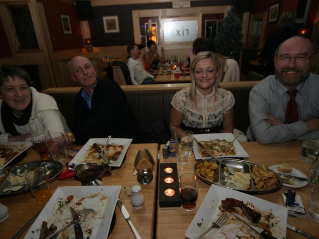 Staff from Foyle Gas enjoy there Christmas Dinner at The Delocroix.0024/JML. : Christmas and New Year Parties 2006.