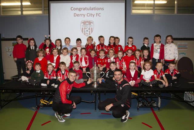 Derry players Caoimhin Porter and Michael Duffy and the FAI Cup pictured with the P2 classes at Greenhaw PS.