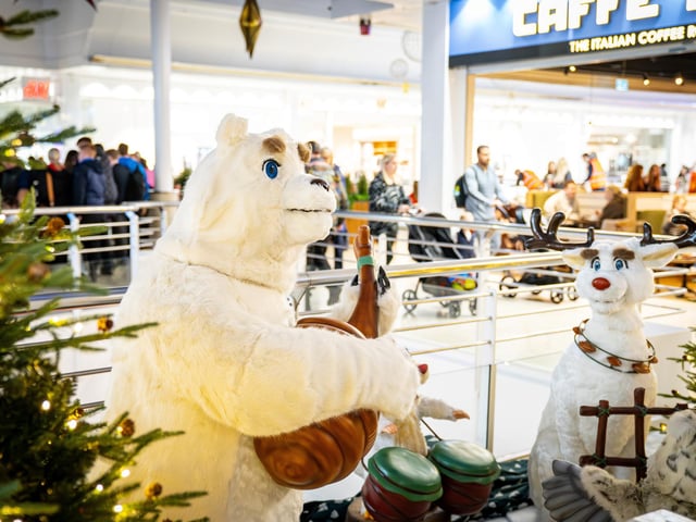 Derry, Northern Ireland. 7 November 2025. Christmas celebrations get underway at Foyleside Shopping Centre as Santa arrives to launch the festive season. Credit: Aodhan Roberts. : Joyous scenes as Santa arrives at Foyleside Shopping Centre and the festive lights are turned on. Photos: Aodhán Roberts.