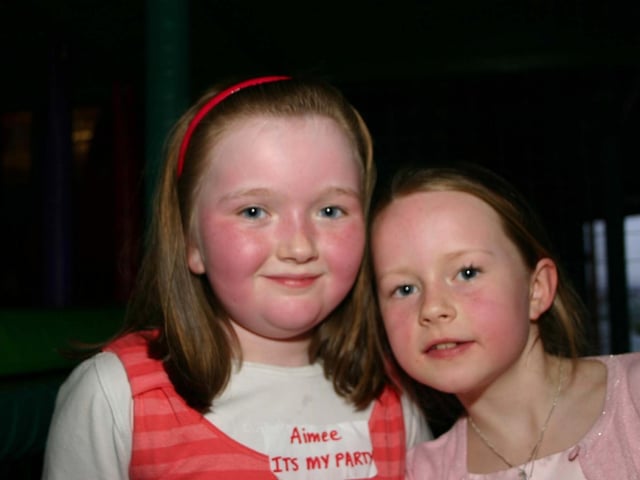 Aimee with best friend Lisa enjoying the party in Banananas 3523/dd : Parties in Derry in Spring 2006.