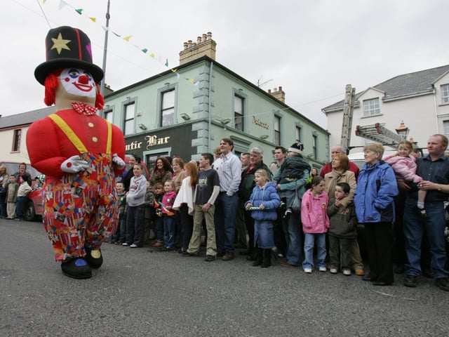 Clowning it large at Buncrana St. Patrick's Day parade. (1803C38) : St Patrick's Day Buncrana 2005.