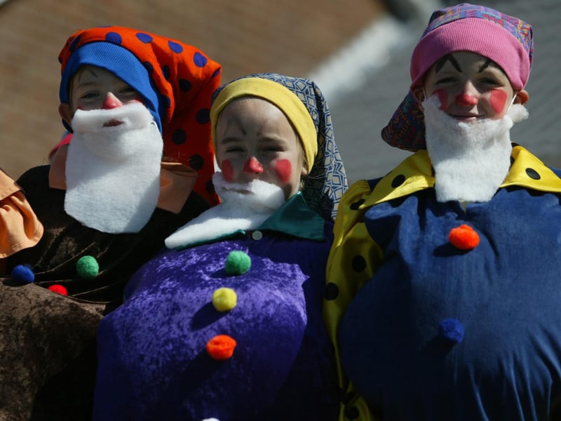 Three dwarfs Lauren Browne, Louise Patton and Anthony Mullan.  (2608JB35)