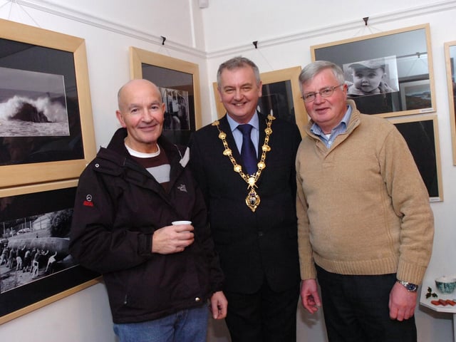 The Mayor of Derry Councillor Paul Fleming with photographers John Geagan, left, and Brendan Glenn at the Eden Place Arts Centre exhibition in Pilot's Row. ((2212PG02)