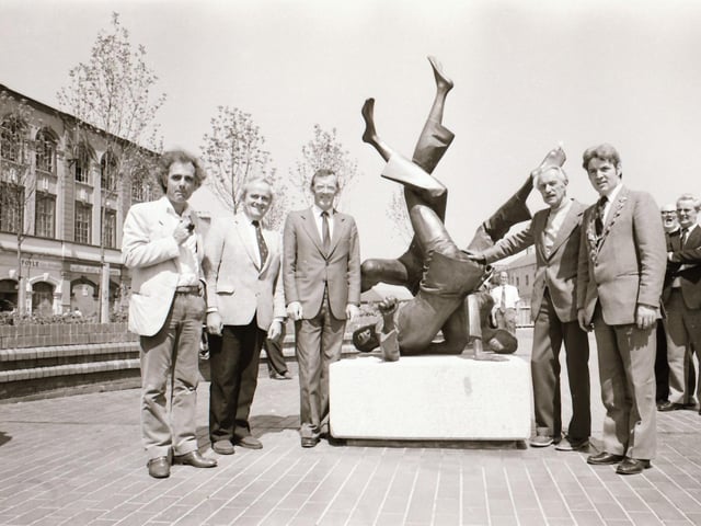 Unveiling the sculpture 'The Judo Players' at Foyle Street.