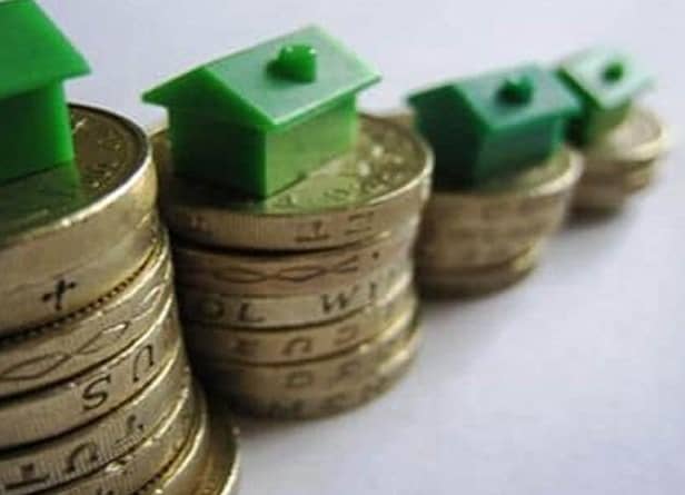 The average price of a house in Derry and Strabane declined by £8,706 from £188,042 to £179,336 between Q3 2024 and Q4 2024.