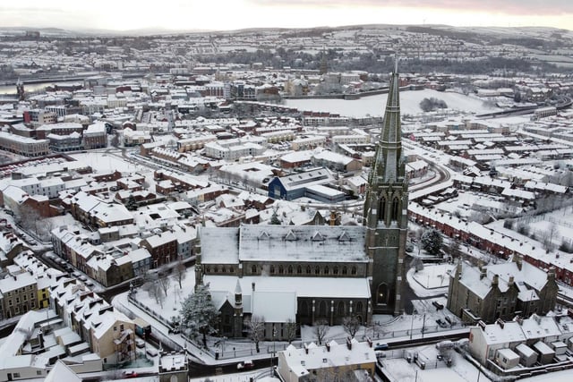 A covering of snow falls across Derry. Met Office issues weather warning for ice and snow in Northern Ireland. Photo Lorcan Doherty/ PressEye