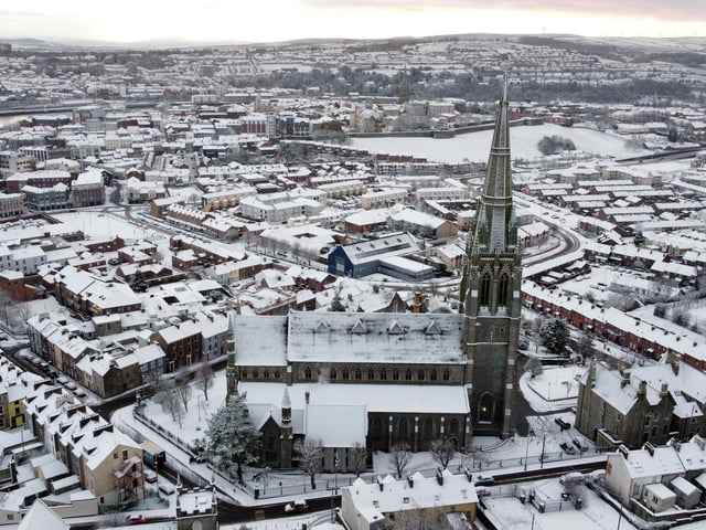 A covering of snow falls across Derry. Met Office issues weather warning for ice and snow in Northern Ireland. Photo Lorcan Doherty/ PressEye