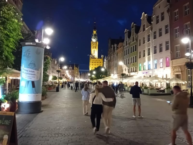 The Long Market at night.