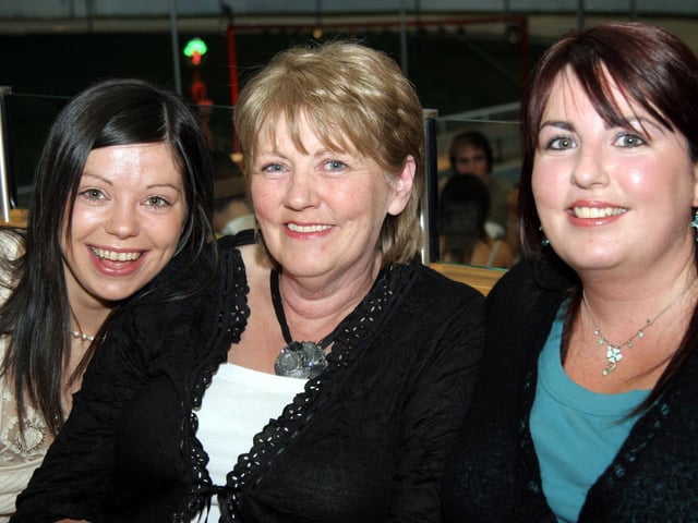 Nuala Smyth, Frances Smyth, Yvonne Smyth 0046JML : Parties and celebrations across Derry in May 2006.