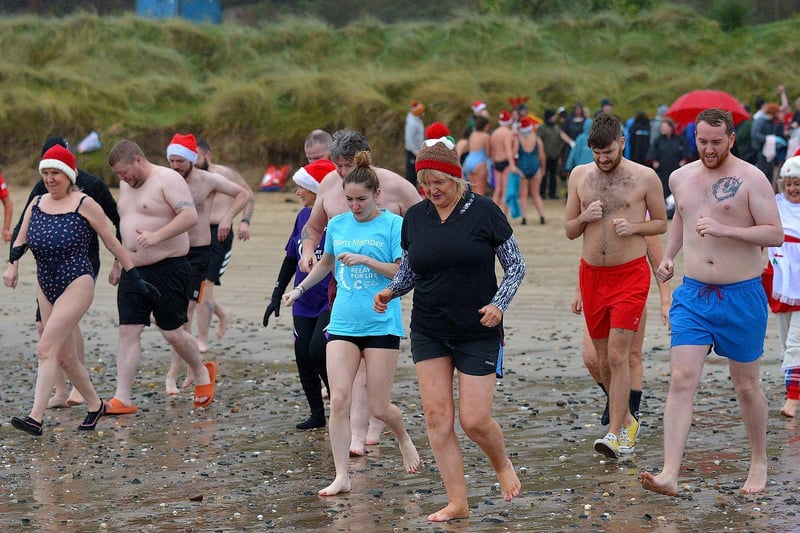 Swimmers make their way to the sea during the annual Christmas morning charity swim at Ludden beach. Photo: George Sweeney. DER2252GS – 11