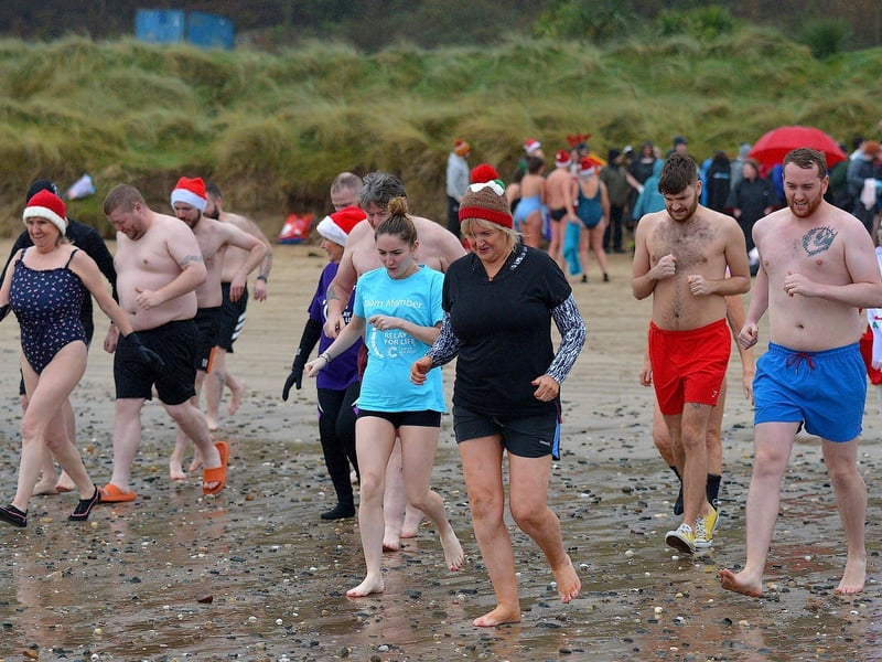 Swimmers make their way to the sea during the annual Christmas morning charity swim at Ludden beach. Photo: George Sweeney. DER2252GS – 11