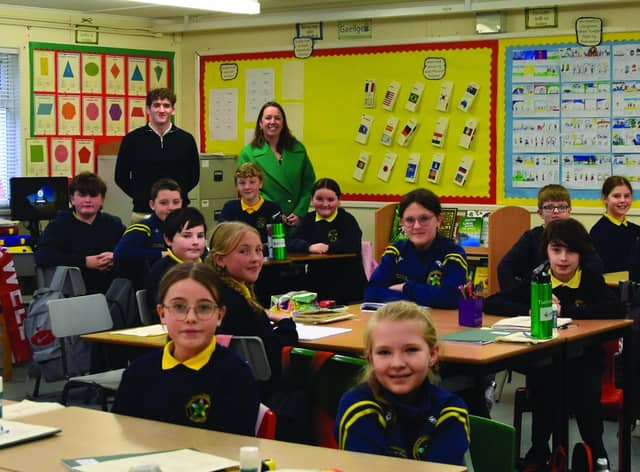 Art Parkinson, accompanied by Irish Language Support Officer with Donegal ETB, Derval Newman, visited Gaelscoil Eadain Mhόir, Gaelscoil na Darόige, and Bunscoil Cholmcille. Picture: Inish Media.