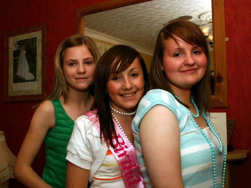 Left to right Danielle Shauna and Carol enjoying the party. 8494/dd : .