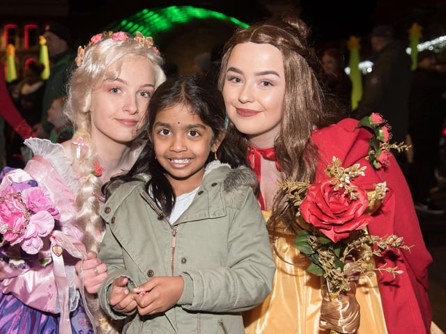 Akshu Vijay (6) meets her fairytale princesses at the Christmas Lights Switch on in Guildhall Square. Picture Martin McKeown. Inpresspics.com. 23.11.17