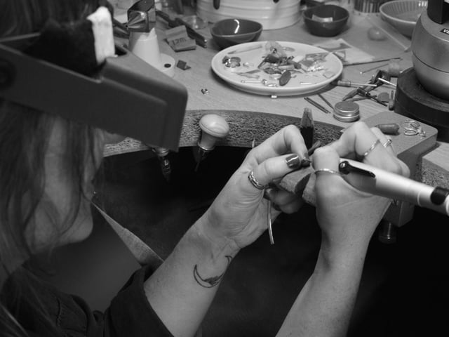 Nora McQuaid (Jewellery) – Crafting ethically made, one-of-a-kind pieces inspired by heritage and emotion.