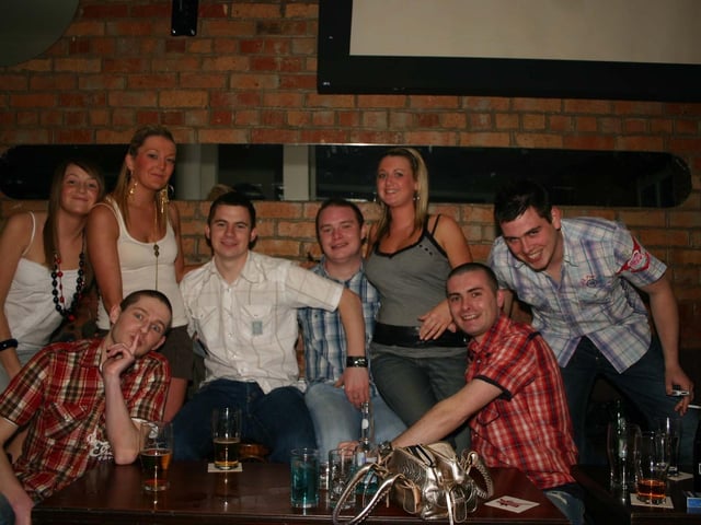 Having a great time at the party in Bar Zu. 3504/dd : Parties in Derry in Spring 2006.