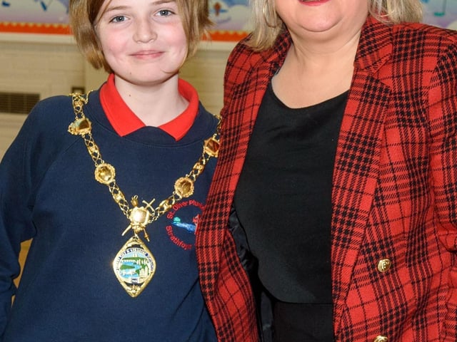 The Mayor, Councillor Sandra Duffy paid a visit to St Oliver Plunkett PS in Strathfoyle as part of Derry City and Strabane District Council’s Local Democracy Week where she was joined by Councillor Rachal Ferguson and pupils from Primary 7. Following a series of questions and answers the children all tried the Mayoral Chain on. Picture Martin McKeown. 23.11.2:.