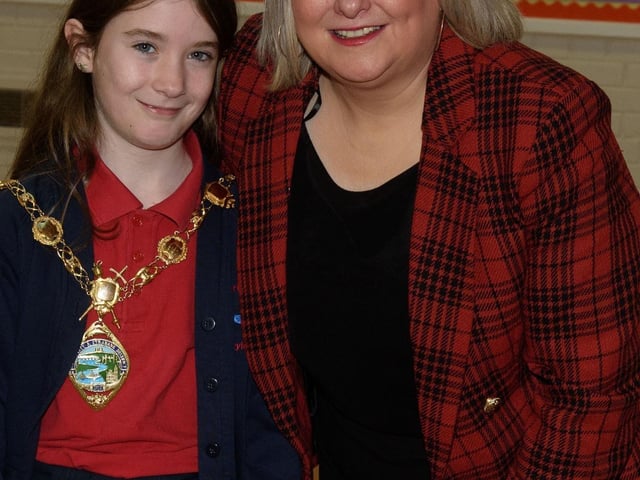The Mayor, Councillor Sandra Duffy paid a visit to St Oliver Plunkett PS in Strathfoyle as part of Derry City and Strabane District Council’s  Local Democracy Week where she was joined by Councillor Rachal Ferguson and pupils from Primary 7. Following a series of questions and answers the children all tried the Mayoral Chain on. Picture Martin McKeown. 23.11.2:.