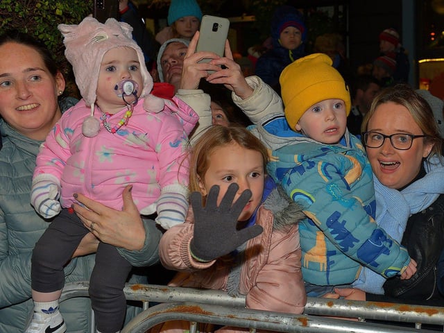Watching for Santa’s arrival in Buncrana on Friday evening last. Photo: George Sweeney. DER2247GS – 03