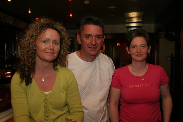 PubEye: Friends and family out enjoying a drink together in the Dungloe.