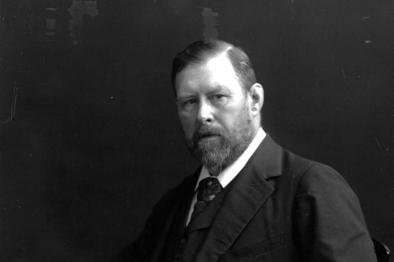 A look at the fascinating life story of Dublin born Bram Stoker, and the extent to which his Irish background had an influence on the creation of Dracula, his best known work, and one of the most recognisable characters in world literature. Stoker himself remains relatively unknown, despite the global reach of Dracula. On October 28 from 12:30pm till 1:30pm. Beidh Bram Stoker agus Dracula ag amharc ar an saol ar leith a bhí ag Bram Stoker a rugadh i mBaile Átha Cliath. Amharcfaidh an clár fosta ar an tionchar a bhí ag a chúlra Éireannach ar an saothar is mó cáil, Dracula, atá go fóill ar dhuine de na carachtair is aitheanta i litríocht an domhain. Is beag eolais atá ag daoine faoi Bram Stoker in ainneoin na spéise atá ag daoine ar fud an domhain i nDracula agus faoi údar an scéil.