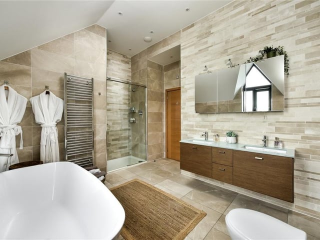 Principal bedroom en-suite.