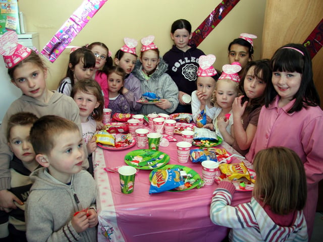 Megan and frends enjoying the birthday treets at her party at home.0017JML : Parties in Derry in Spring 2006.