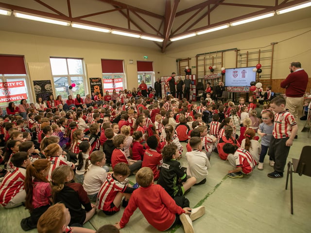 The crowd await Mark Connolly and Nick Twisk at Hollybush PS. (Jim McCafferty Photography)