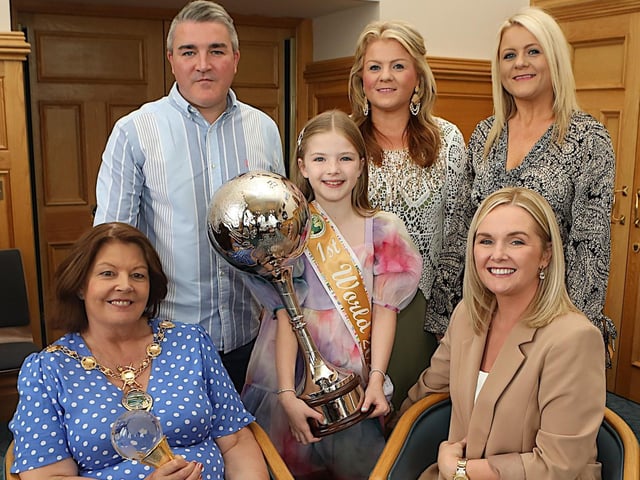 Mayor Patricia Logue with World Irish Dance Champion Eibhlin McCallion. Seated is mum Mairead. Standing are dad Kevin, Carolyn Porter and Rachel Porter, Porter School of Irish Dancing. (Photo - Tom Heaney, nwpresspics)