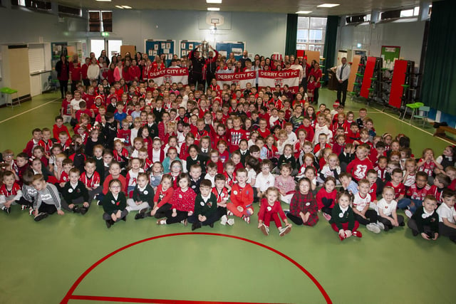 Greenhaw Primary School pictured with the FAI Cup during Monday’s visit by Derry players Caoimhin Porter and Michael Duffy. (Photos: Jim McCafferty Photography)