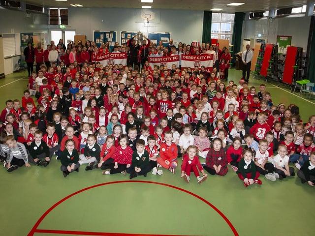 Greenhaw Primary School pictured with the FAI Cup during Monday’s visit by Derry players Caoimhin Porter and Michael Duffy. (Photos: Jim McCafferty Photography)