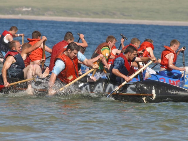 Carmen's Inn, crew making a big splash as they attempt to overtake a competitor.  (0908JB11) : Clonmany Festival, Vintage Show, Agricultural Show and Raft Race in August 2005.