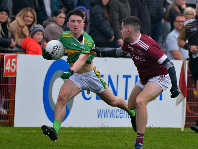 Slaughtneil’s Conor McAllister grapples with Glen’s Conleth McGuickin during the Derry SFC final at Celtic Park on Sunday afternoon. DER2243GS - 008