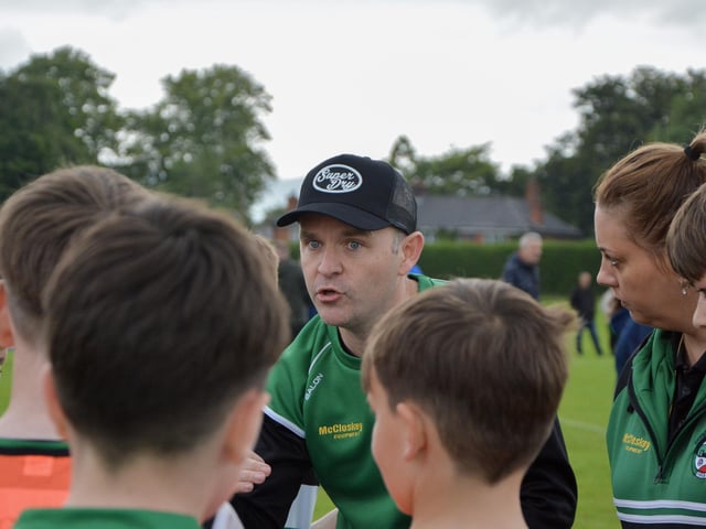 This coach delivers his teamtalk.