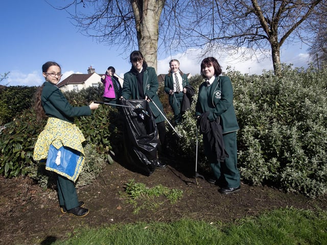St. Cecelia's pupils taking part in Féile's Equinox clean-up.