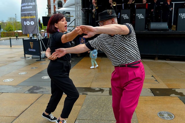 Jiving to the music of The Palais Swing Band, in the Guildhall Square, during Derry’s Jazz Festival Weekend.  Photo: George Sweeney.  DER2318GS – 05