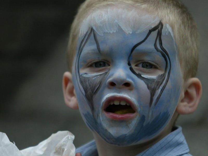 3 year old Shea Edwards enjoying some food despite the big tears in his  eyes.  (0306JB14)