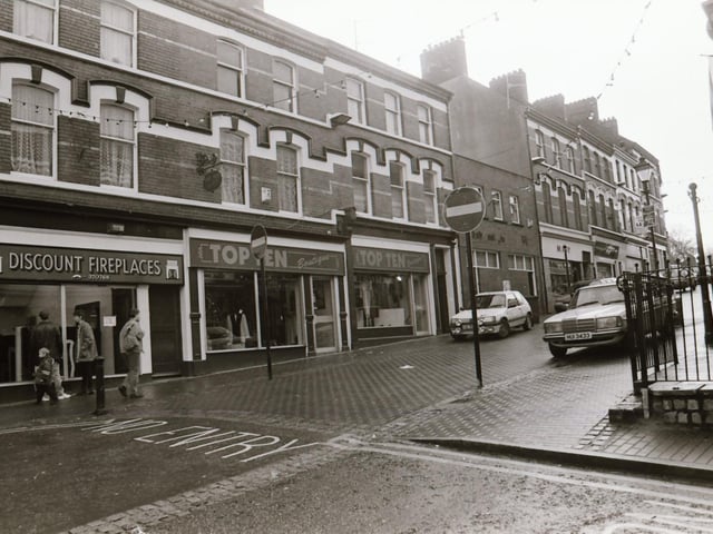 Scenes from around the popular shopping areas of Derry in the run up to Christmas back in 1995.