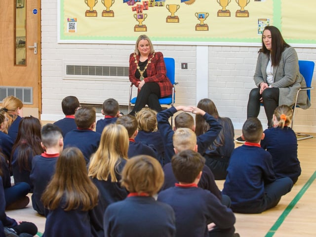 The Mayor, Councillor Sandra Duffy paid a visit to St Oliver Plunkett PS in Strathfoyle as part of Derry City and Strabane District Council’s Local Democracy Week where she was joined by Councillor Rachal Ferguson and pupils from Primary 7. Following a series of questions and answers the children all tried the Mayoral Chain on. Picture Martin McKeown. 23.11.2:.