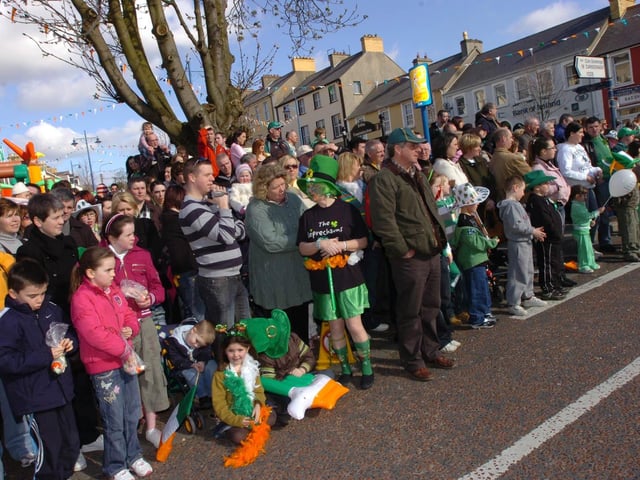 The sunshine attracts large crowds to the Moville St Patricks day celebrations. (1803PG22)