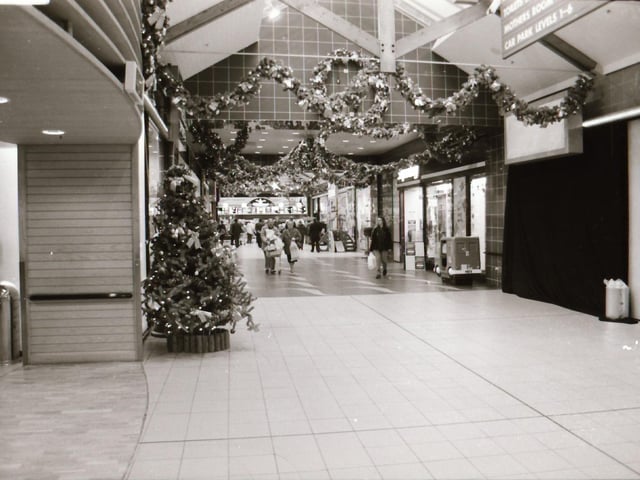 Scenes from around the popular shopping areas of Derry in the run up to Christmas back in 1995.