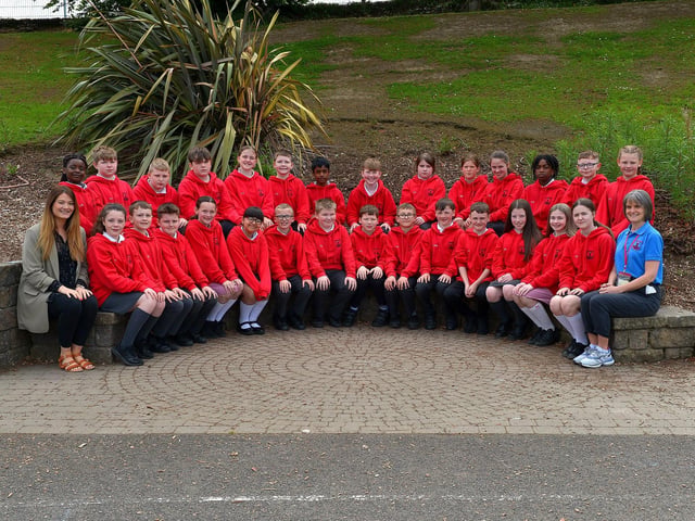 Mrs Field’s (on the left) P7 leavers class at Lisnagelvin Primary School.  Included in the photo is classroom assistant Mrs Miller. Photo: George Sweeney.  DER2321GS – 109
