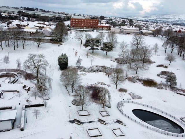 A covering of snow falls across Derry. Photo Lorcan Doherty / PressEye
