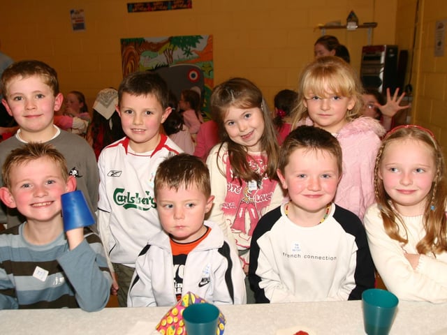 Left to right front row Gary, Paul, Conor, Laura, back Fintan, Oisin, Jennifer and Lauren, having a good time. 802 /dd : Parties in December 2005.