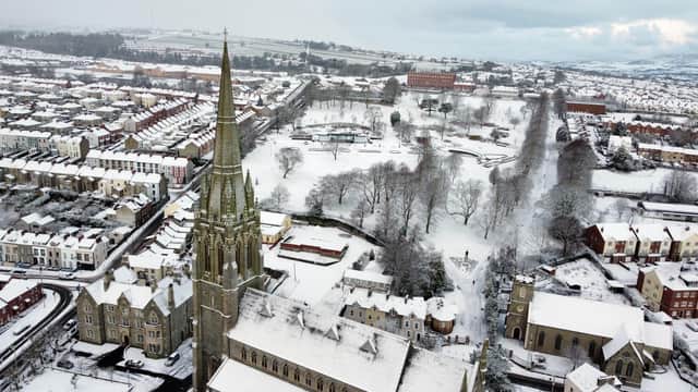 A covering of snow falls across Derry. Photo Lorcan Doherty / PressEye