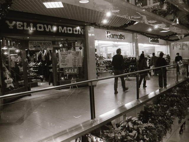 Scenes from around the popular shopping areas of Derry in the run up to Christmas back in 1995.