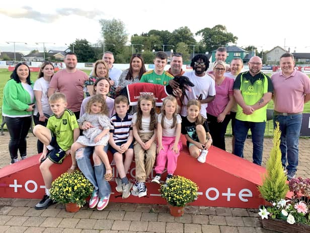 The Old Daly’s Triple Threat 525 at Lifford on Sunday was won by Thats Our Doll in 29.07. Carmel McHugh (4th from left) presents the trophy to joint owner Rachael McCrory. Trainer Niall McGHEE(right). Social media blogger/comedian Fabu D aka Black Paddy is standing at the dog’s head.